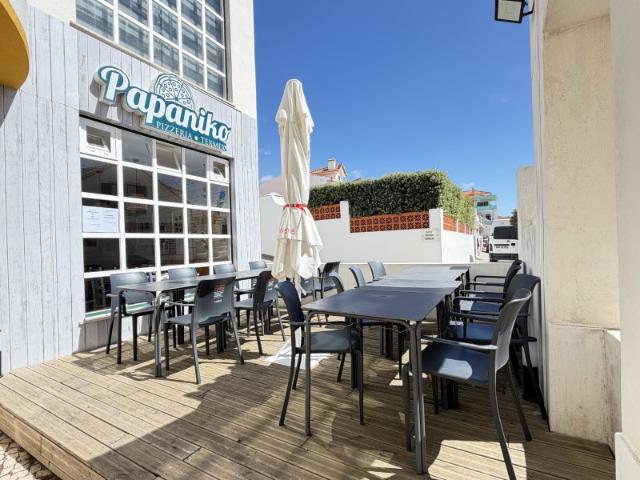 Restaurante totalmente equipado no centro de uma localidade costeira