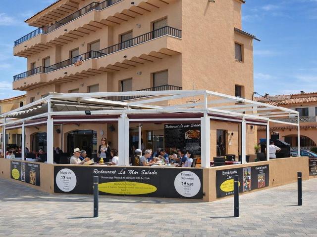 Restaurante totalmente equipado en venta en primera línea de playa con apartamento