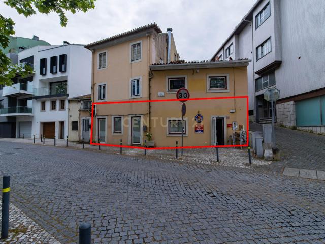 Restaurante totalmente equipado, situado numa localização privilegiada junto ao Parque do Avião, em Leiria