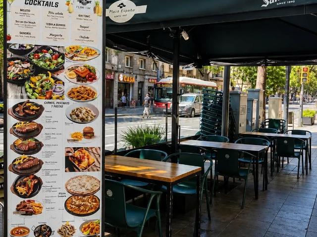 Restaurante C3 con terraza junto a Plaza España – Listo para trabajar