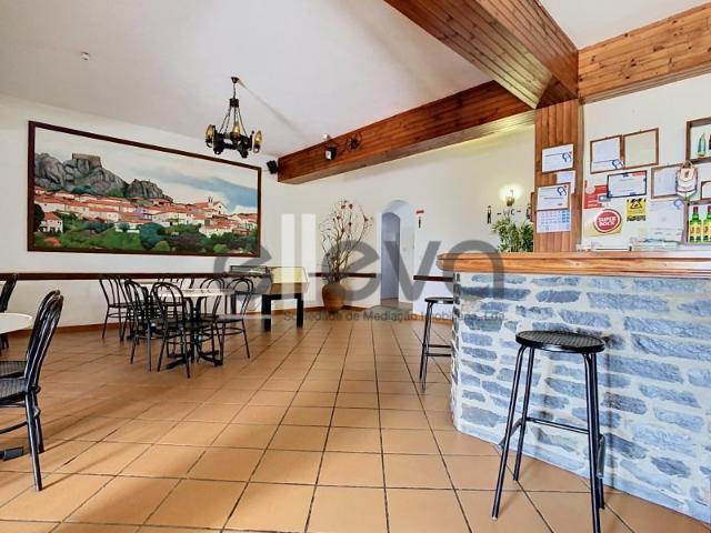 Restaurante com espaço de eventos e estacionamento privado, em pleno funcionamento