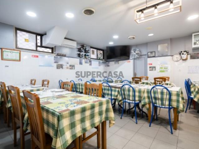 Restaurante composto por 3 lojas e em pleno funcionamento