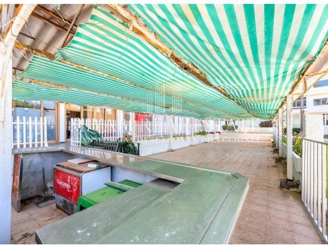 Restaurante con historia en Playa del Inglés – amplia terraza junto a piscina