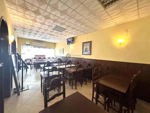 Restaurante de duas lojas e cave, em funcionamento 235m² Albufeira e Olhos de Água