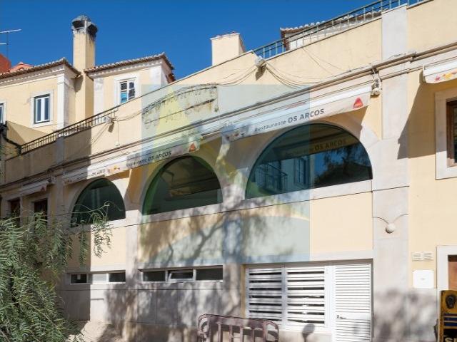Restaurante emblemático em Paço de Arcos na zona histórica, perto da marginal