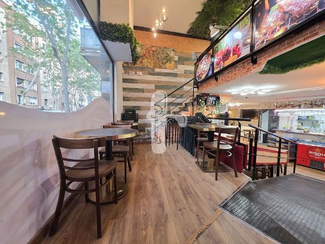 Restaurante en venta en calle De Trinxant, Barcelona, de 133 m² 7 habitaciones por 190.000