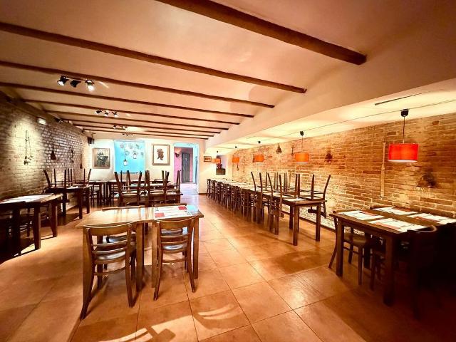 Restaurante en alquiler en calle D'enric Granados, Barcelona, de 180 m² 4 habitaciones por 3.600