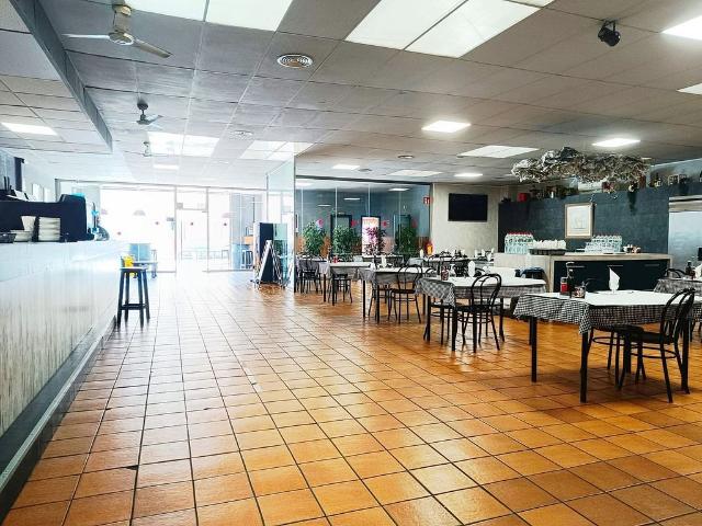 Restaurante en alquiler en calle D'olot, Castellar del Vallès, de 360 m² 4 habitaciones por 1.700