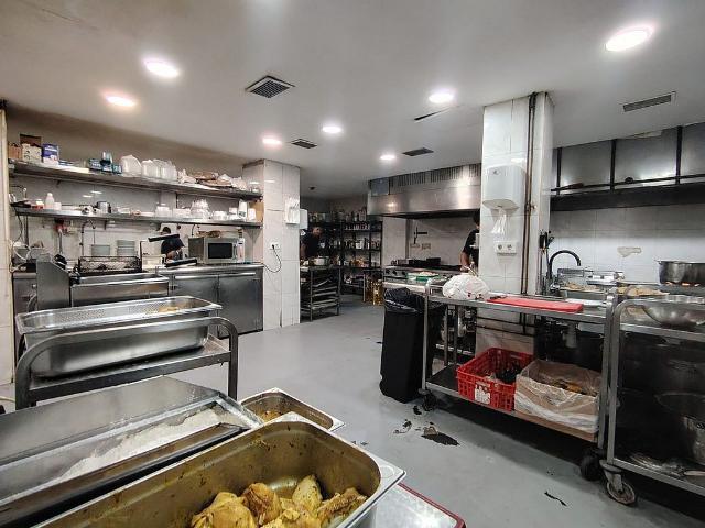 Restaurante en alquiler en Santa Coloma de Gramanet, de 498 m² 10 habitaciones por 2.500