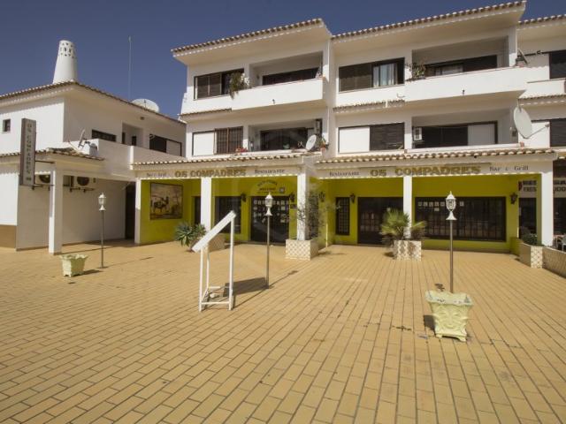 Espaço comercial amplo com cave em Albufeira, Algarve