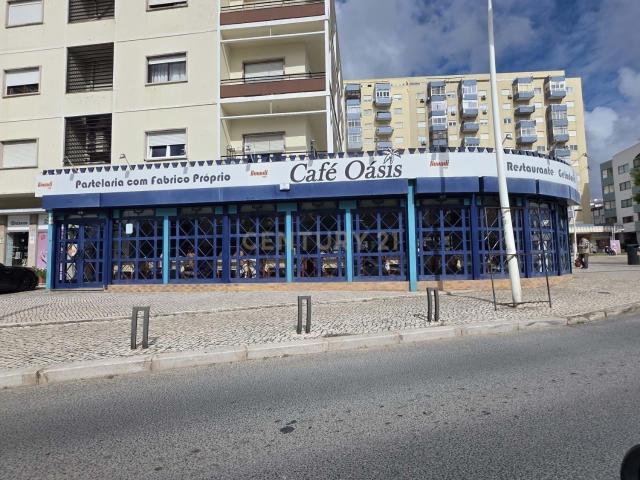 Restaurante / Pastelaria Oasis no Laranjeiro com 272m² e ainda estacionamento coberto e fechado com 98m² para viatura e arrumos