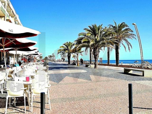 Restaurante renovado e em funcionamento no Edifício Valência em Quarteira Loulé | Faro