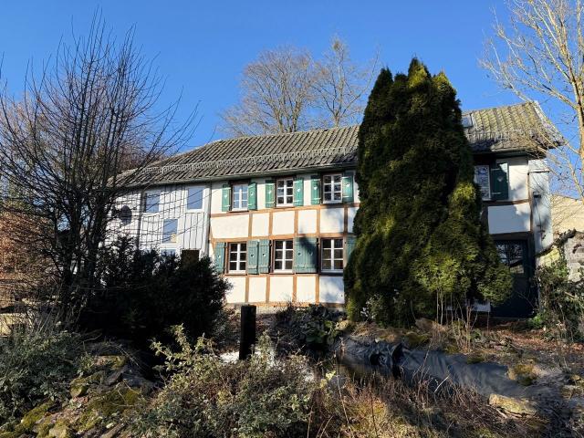 Restauriertes Denkmal in Mützenich plus Neubau für z.B. Luxusgarage, EFH, Gewerbe.