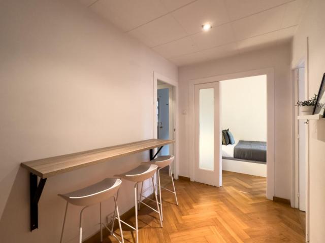 Restful single bedroom close to Jardins de Joan Vinyoli