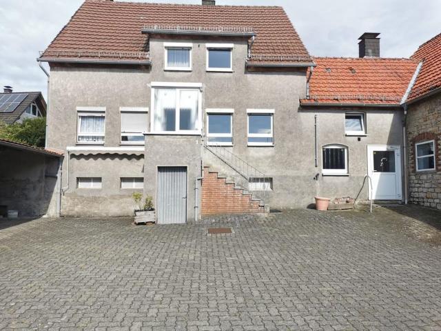 Resthofstelle mit großzügigen Nebengebäuden in Ortsrandlage