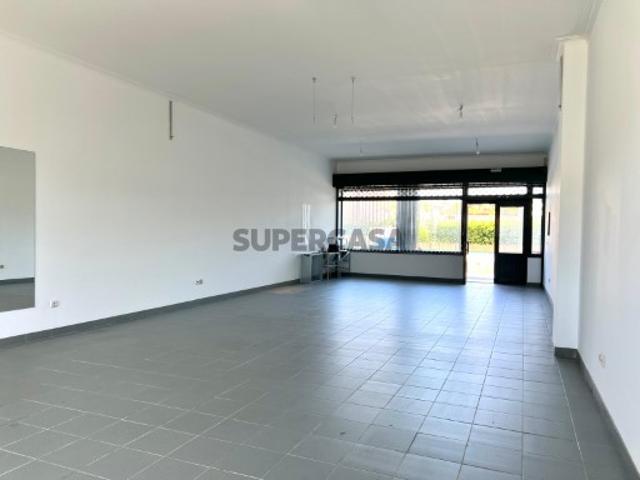 Rés do chão para comércio, com garagem na cave