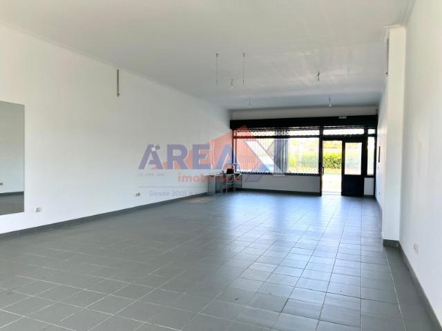 Rés do chão para comércio, com garagem na cave