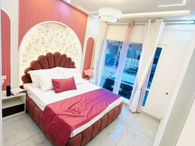 Resale | 3 BHK + Servant Room,Study Room,Extra Room 135 Sq.Yd. Apartment in Sector 123