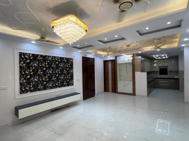 Resale | 3 BHK + Pooja Room 130 Sq.Yd. Builder Floor in Vipin Garden
