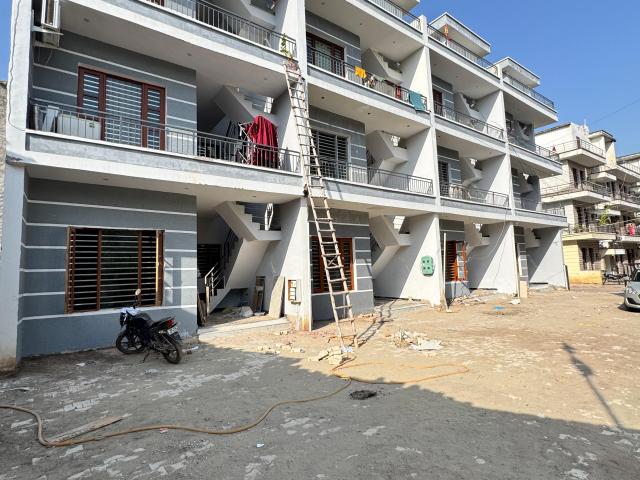 Resale | 2 BHK 900 Sq.Ft. Builder Floor in Shivalik Green