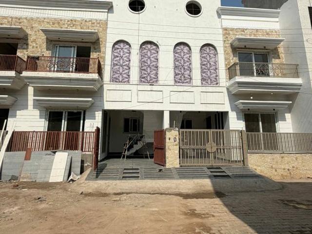 Resale | 4 BHK 120 Sq.Yd. Villa in Sector 125