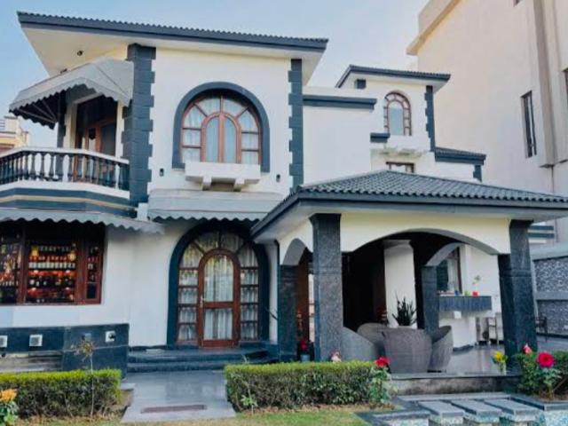Resale | 4 BHK + Pooja Room,Servant Room,Study Room,Extra Room 1100 Sq.Ft. Villa in Charu Villa Plots