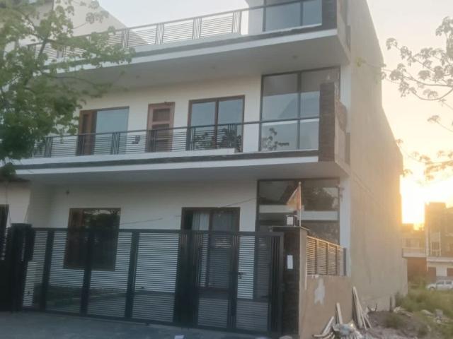 Resale | 6 BHK + Extra Room 300 Sq.Yd. Independent House in Omaxe New Chandigarh