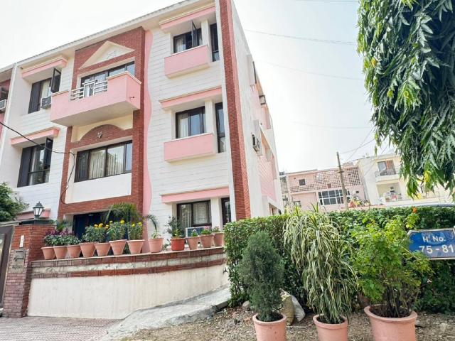 Resale | 6 BHK + Pooja Room 2000 Sq.Yd. Villa in 4 Kanal House