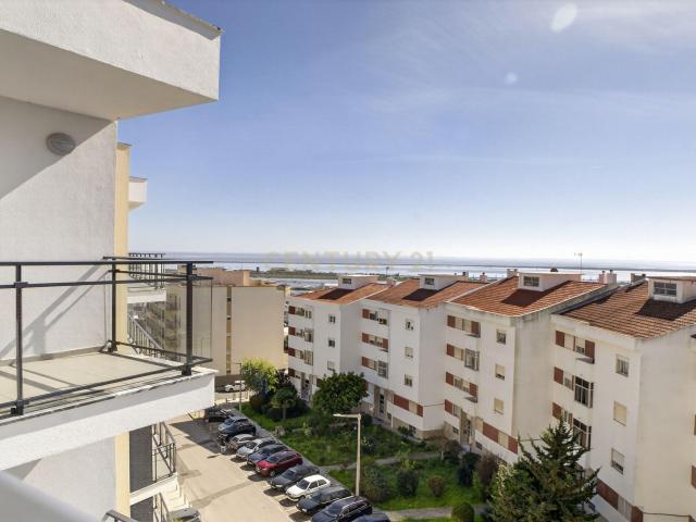RESERVADO. Apartamento T3 no Terraços do Marquês, como Novo na Póvoa de Santa Iria com vista Rio e garagem box
