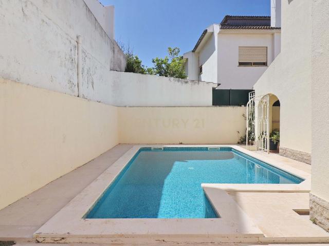RESERVADO Moradia Isolada Unifamiliar na Parede com piscina