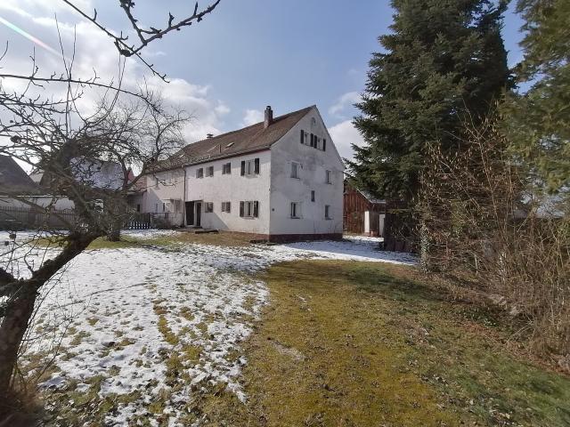 RESERVIERT! Ehemaliger Bauernhof sucht fleißige, kreative Hände und bietet viel Fläche für wenig Geld! Gebäude teilweise abbruchreif!