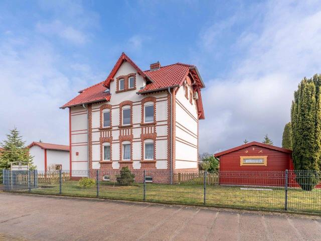 RESERVIERT Familiendomizil mit Einliegerwohnung und viel Platz in zentraler Lage von Neulöwenberg
