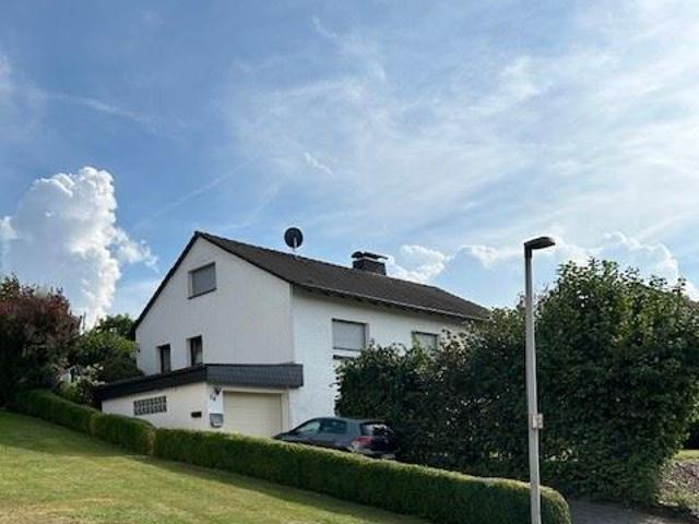 Verkauft+ Großzügiges freistehendes Einfamilienhaus in Spangenberg mit Garage und Garten