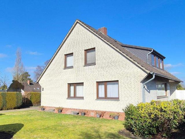 RESERVIERT! Zweifamilienhaus mit Doppelgarage und Keller im ruhigen Wohngebiet in Sottrum zu verkaufen