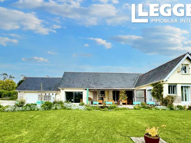 Résidence contemporaine de 3 chambres avec dépendances. Lumineux et spacieux, avec un généreux jardin clos