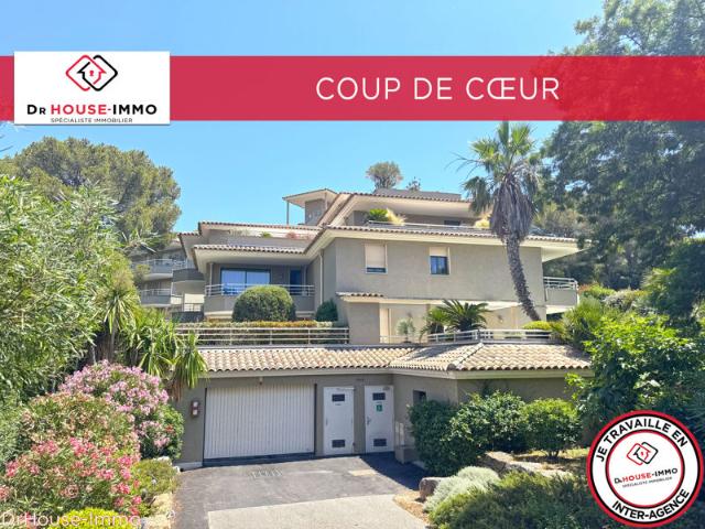 Résidence de standing, appartement 3 pièces de 66 m², terrasse, cave et double garage à Cavalaire sur Mer
