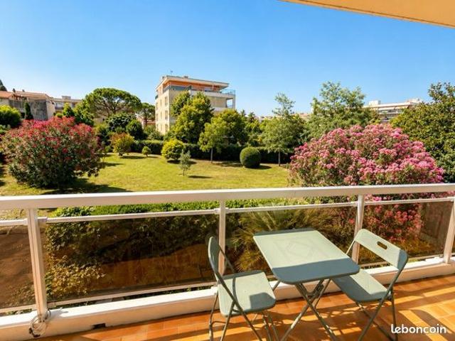 Résidence de standing avec gardien – Magnifique appartement 3 pièces rénové, terrasse, climatisation, lumineux, au calme, proche mer, commerces et