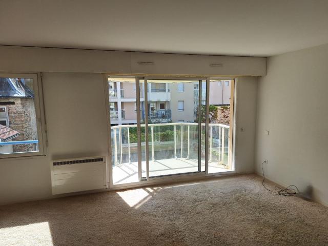 RESIDENCE SERVICES SENIORS COURS BOSQUET 2P 63m2 VUE JARDIN