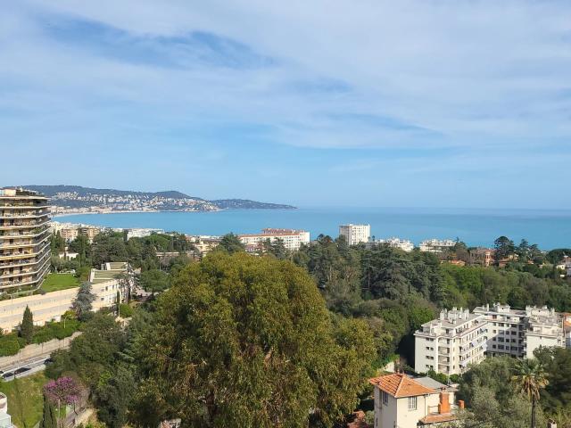 Résidence standing avec piscine, tennis, 3/4 pièces 95 m² avec t