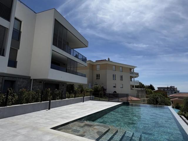 Residence recente, 2 pieces, une grande terrasse