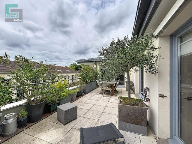 Résidence récente avec ascenseur, F4 de 107,19 m2. Grande terrasse. Balcon. box double. Cave