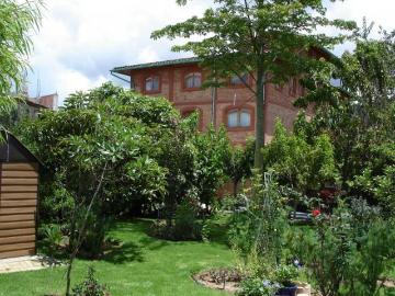Residencia multifamiliar con amplias áreas verdes en pleno centro de Baños