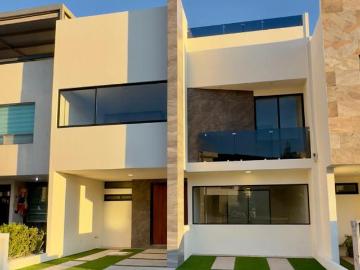 residencia al poniente de la ciudad de Pachuca frente al área verde, con 4 recámaras, cocina equipad