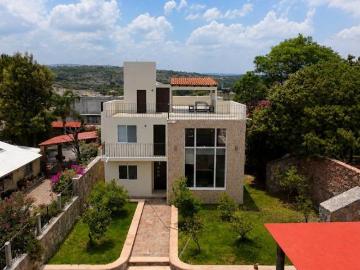 Residencia con Alberca, Cancha de Pádel y Gran Potencial de Inversión en El Cortijo, San Miguel de A