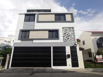 Residencia con Alberca en Colonia Miami