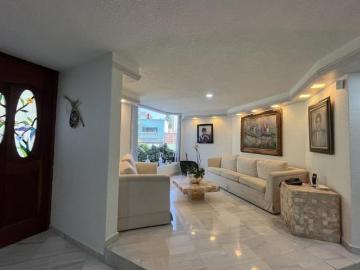 RESIDENCIA CON ALBERCA Y JARDÍN