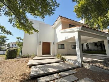 Residencia con gran jardín en La Primavera
