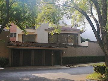 Residencia con jardin, jacuzzi, area de juego, biblioteca, cuarto de servicio, e