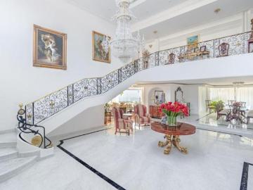 Residencia con Jardines Privados, Seguridad y Amenidades de Alto Nivel en Zona Norte de la Ciudad