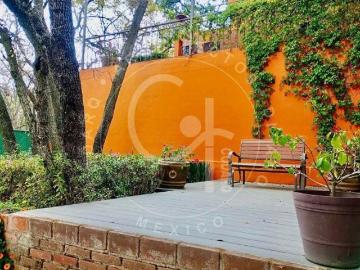Residencia con Patio Central, Terrazas y Equipamiento High Tech